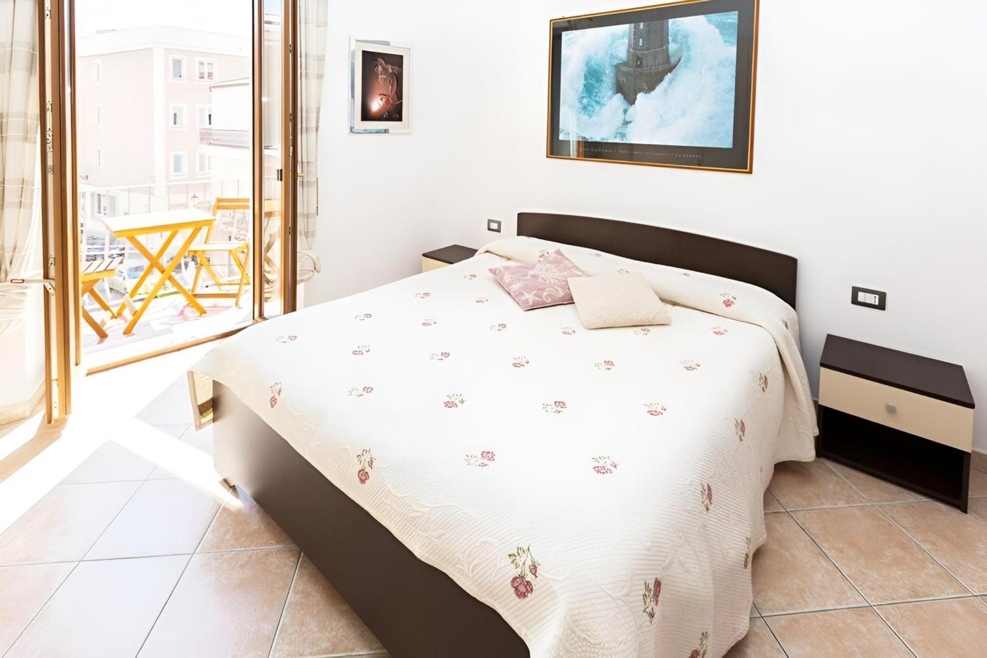 Splendido Appartamento In Pieno Centro Dell'Isola 马达莱纳 外观 照片